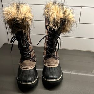 Sorel womens Joan of Artic boots size 8